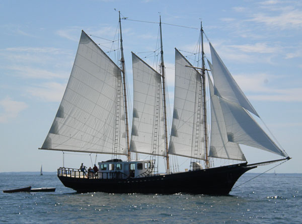 3-masted schooner sailing